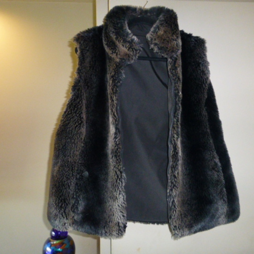 VEST (FURRY) - Picture 3 of 4
